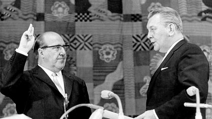 NRW-Ministerpräsident Franz Meyers 1966 bei der Vereidigung durch Landtagspräsident John van Nes Ziegler