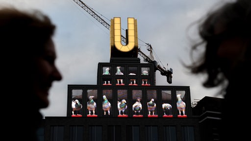 Videoprojektion von Tauben auf dem "Dortmunder U" 