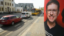 Ein Plakat von SPD-Politiker Matthias Ecke hängt an einer Straße in Sachsens Landeshauptstadt Dresden.