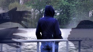 Fotomontage einer Betroffenen, die mit dem Rücken zur Kamera an einem See steht, und Schatten, die nach ihr greifen