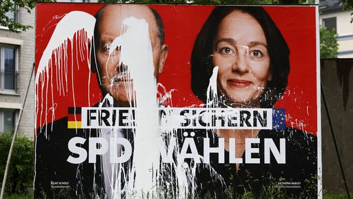 Europawahlplakat der SPD mit weißer Farbe beschmiert