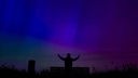 Polarlichter in Kalkar-Hönnepel - Person streckt sich nach Himmel 