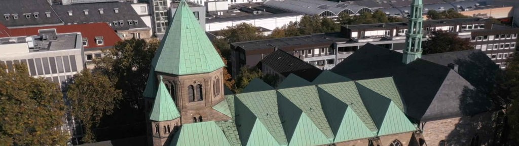 Das Essener Münster, ein Steingebäude mit grünem Dach, aus Vogelperspektive