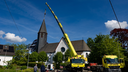 Baufahrzeuge vor der Kirche in Bergneustadt-Belmicke