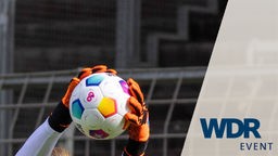 Torwarthände fangen Bundesliga-Ball (offizieller Spielball 2023/24) Symbolbild mit WDR Event-Logo