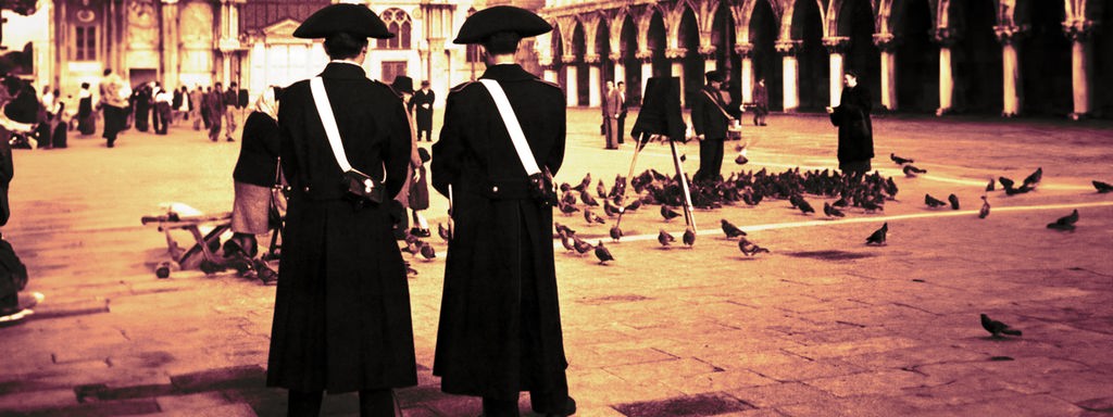Zwei Soldaten stehen auf einem Platz in Venedig zusammen.