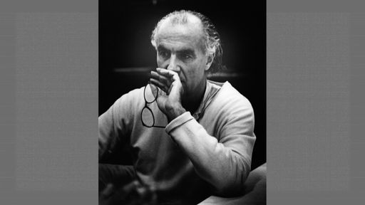Das Beitragsbild des WDR3 Musikporträt "Ascolta!" zeigt ein schwarzweiß Porträt des Komponisten Luigi Nono aus dem Jahr 1984.