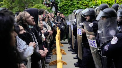 Chicago: Propalästinensische Demonstranten stehen der Polizei der Universität von Chicago gegenüber, als sie während der Auflösung des Studentenlagers in Chicago vom Universitätshof ferngehalten werden (Foto vom 07.05.2024)