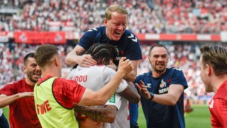 Die Mannschaft von Köln jubelt mit Trainer Timo Schultz über den Sieg gegen Union Berlin