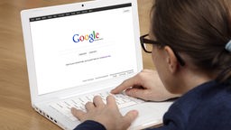 Montage: Website der Googleseite in einem Laptop, junge Frau